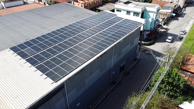Vista aérea do centro de distribuição em Seropédica, com painéis solares no telhado