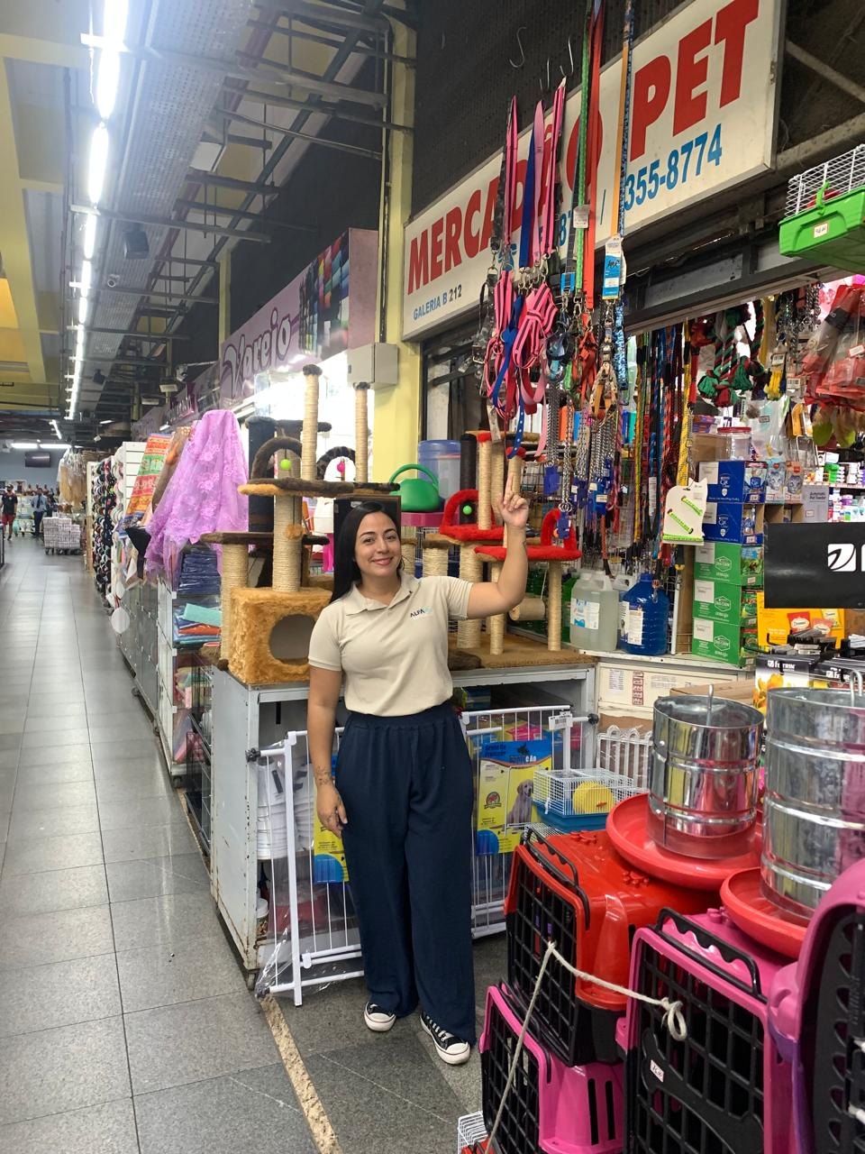 Representante comercial da Alfa Vet em visita a um pet shop cliente, em galeria de varejo