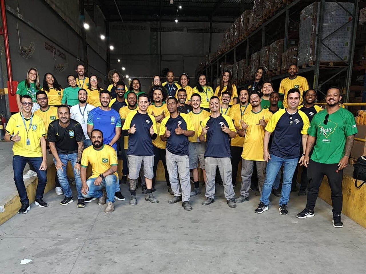 Equipe da Alfa Vet reunida na doca do centro de distribuição